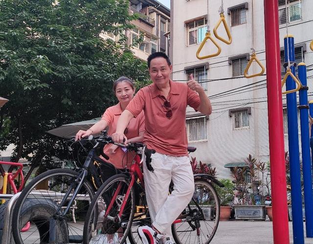 孟飞与小20岁妻子秀恩爱！砸重金做医美保养，70岁皮肤好显年轻