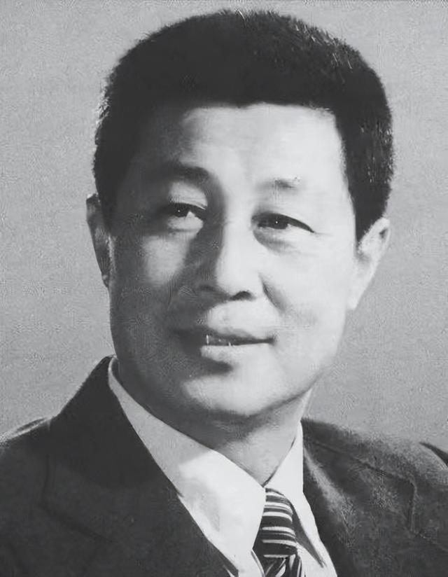 老艺术家王心刚，与病魔对抗5年，如今与爱妻携手共度晚年
