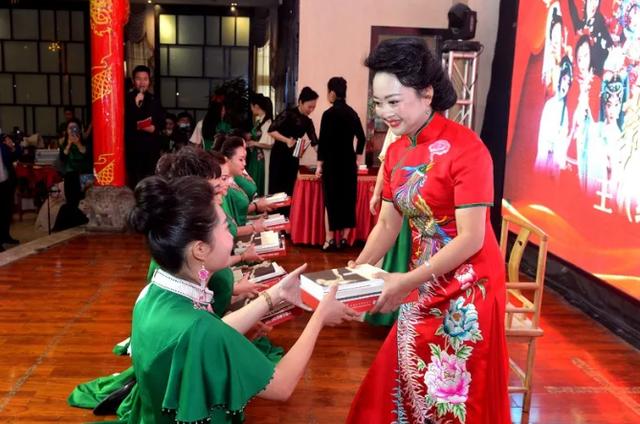 汝州6岁的胡冰被著名豫剧表演艺术家王红丽收为新徒