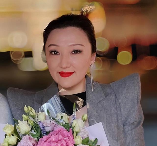 香港歌手甄楚倩近照曝光！出席聚会，未婚生子当单亲妈妈多年