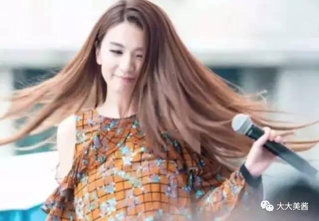 王思聪的新欢女神，谭盐盐，撞脸Hebe、郑秀晶还有郑爽？