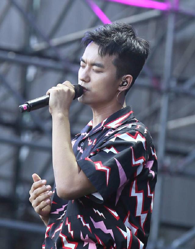 Jony J求婚后开嗓不戴定情戒指，对抗“快男”于湉、魏巡拼人气