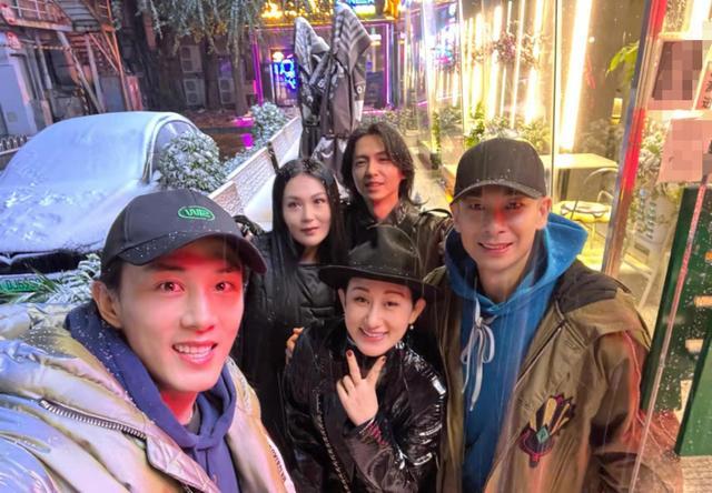 《哥哥》结束后成员首聚餐，赵文卓张淇紧搂娇妻，李承铉独自现身