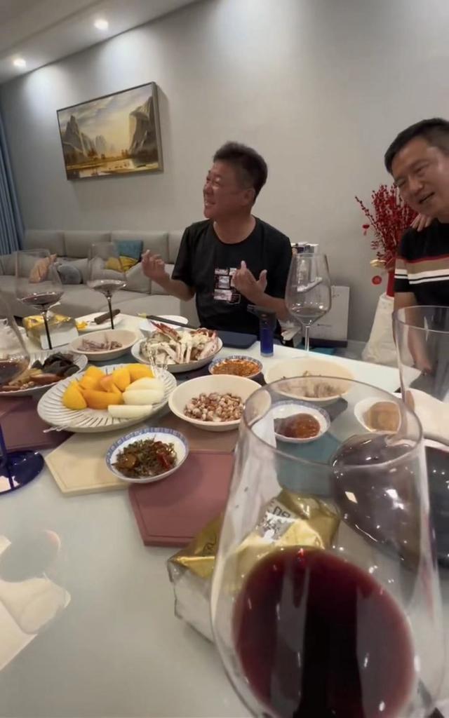 63岁姜育恒疑回山东老家！兴奋喝酒满脸通红，6人吃4盘菜太俭朴