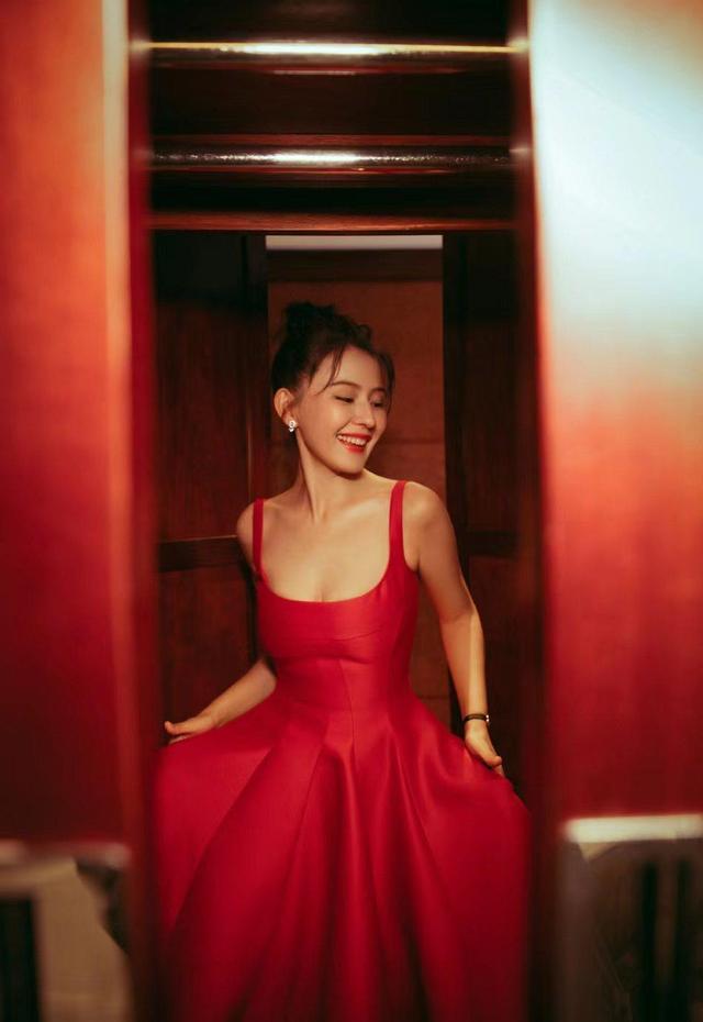 “热依扎”身材真丰满，穿吊带连衣裙裙气场全开，轻松美出新高度