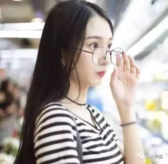 王思聪的新欢女神，谭盐盐，撞脸Hebe、郑秀晶还有郑爽？