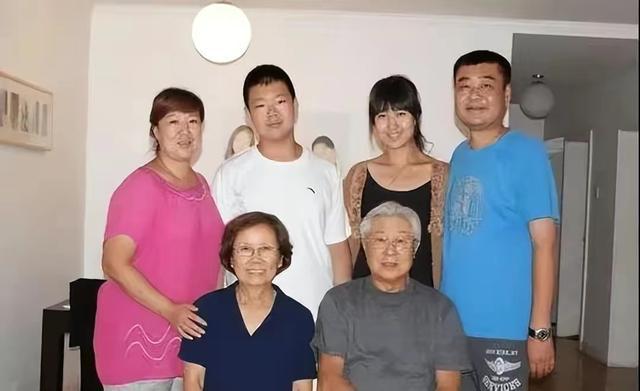 老艺术家王心刚，与病魔对抗5年，如今与爱妻携手共度晚年