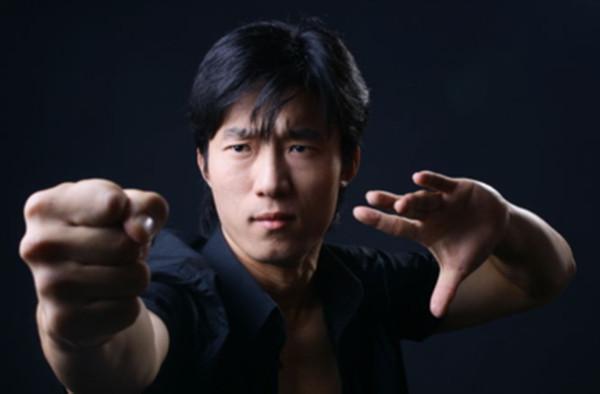 岳松：功夫比肩李小龙，一击寸拳打飞老外，十分钟征服世界观众