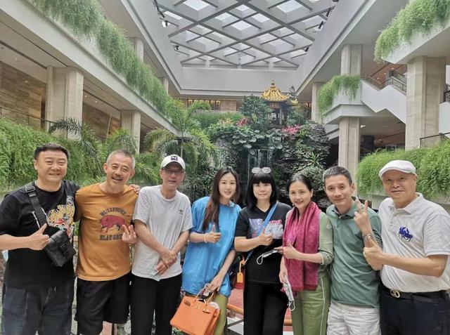 侯勇夫妇庆结婚5周年，三婚娇妻素颜判若两人，17万包包随手一放