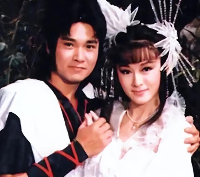 孟飞与小20岁妻子秀恩爱！砸重金做医美保养，70岁皮肤好显年轻