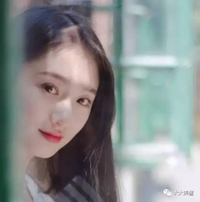 王思聪的新欢女神，谭盐盐，撞脸Hebe、郑秀晶还有郑爽？
