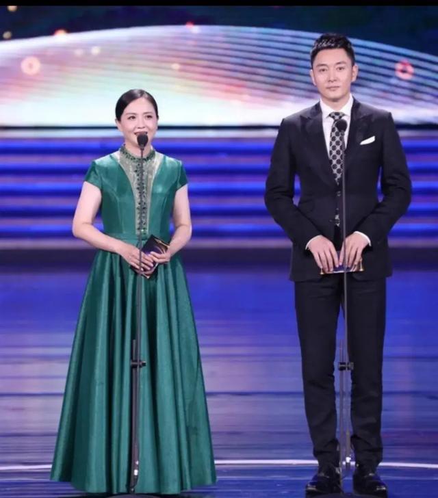 陶敏慧和阎青妤同框，一个注重“衣貌”，一个注重“衣型”