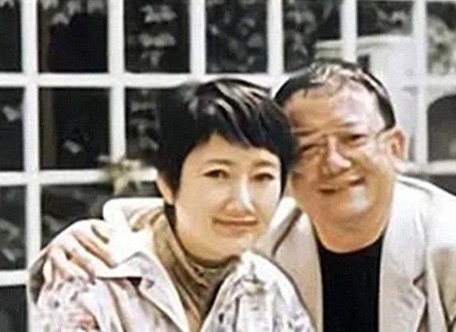 歌手成方圆：一婚嫁恩师，二婚嫁王刚，如今61岁依旧不生孩子