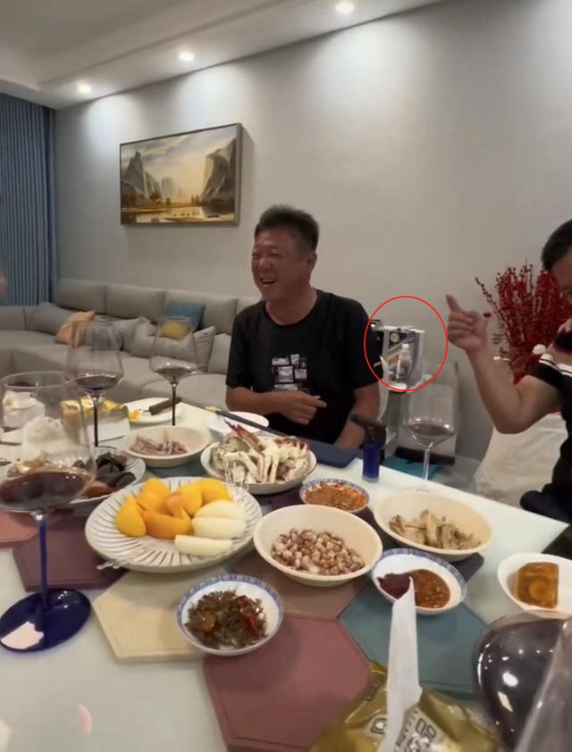 63岁姜育恒疑回山东老家！兴奋喝酒满脸通红，6人吃4盘菜太俭朴