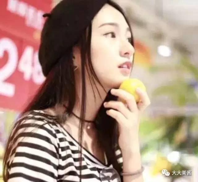 王思聪的新欢女神，谭盐盐，撞脸Hebe、郑秀晶还有郑爽？