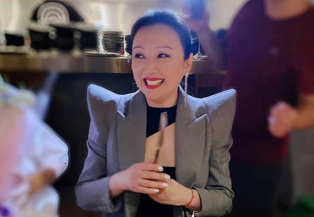 香港歌手甄楚倩近照曝光！出席聚会，未婚生子当单亲妈妈多年
