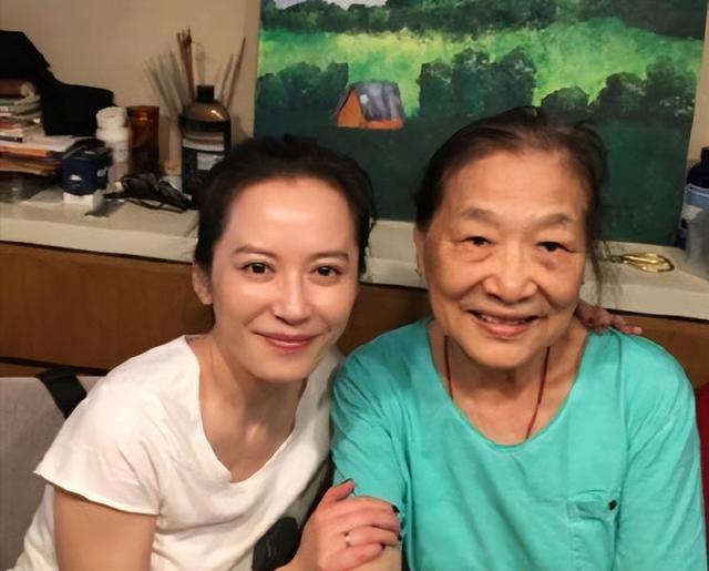 51岁的俞飞鸿，不婚不育的背后，藏着她与三个男人之间的秘密