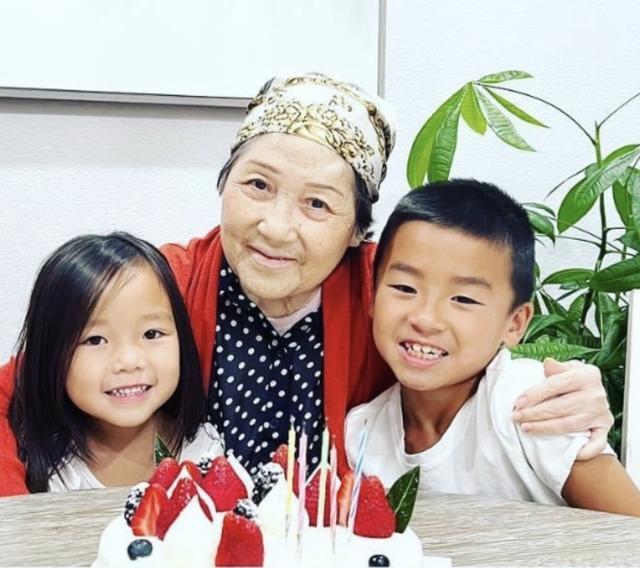 刘美君为80岁母亲庆生，称母亲患脑瘤才康复，四代同堂合照很温馨