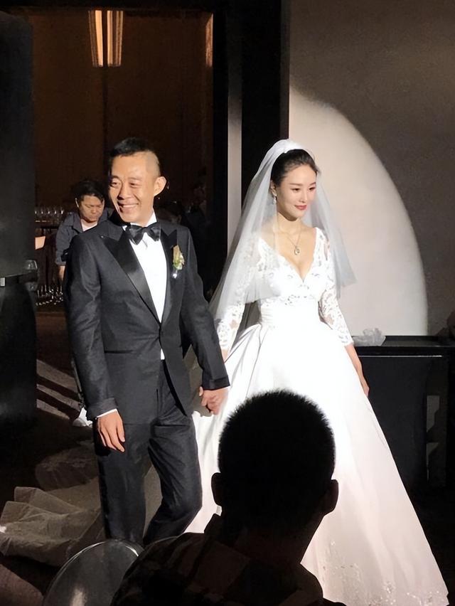 侯勇夫妇庆结婚5周年，三婚娇妻素颜判若两人，17万包包随手一放