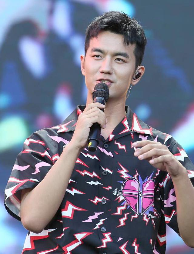 Jony J求婚后开嗓不戴定情戒指，对抗“快男”于湉、魏巡拼人气