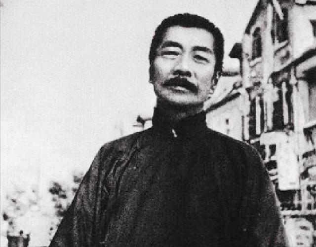 2017年，严顺开逝世，前国务院总理朱镕基为他送上了花圈