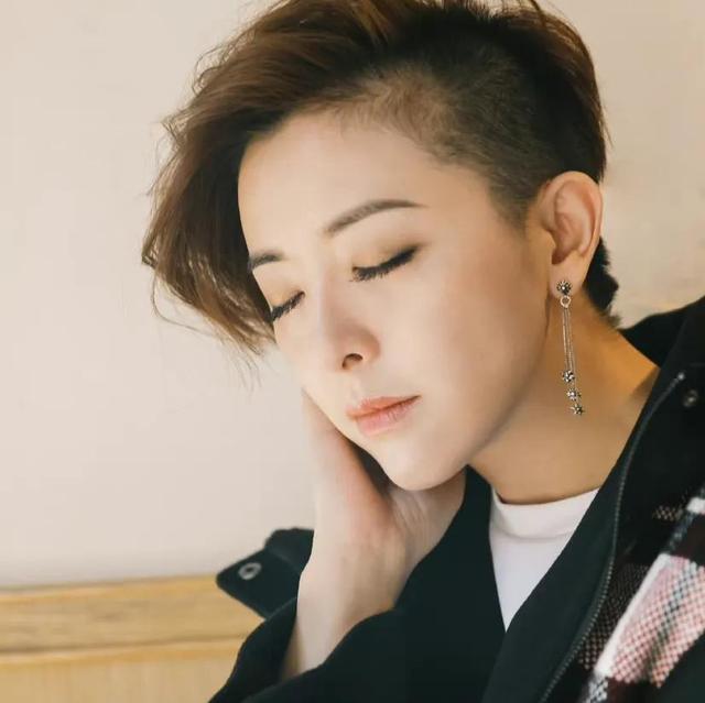 被迪士尼终生禁止入园，冒充黑道帮朋友，川妹子黄小蕾真“辣”