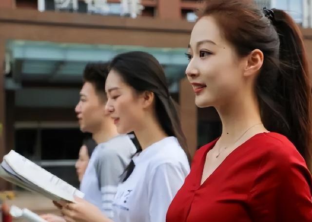 冯琳毕业照走红，室友颜值都不低，果然优秀的人身边朋友也不差