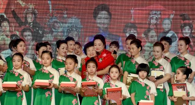 汝州6岁的胡冰被著名豫剧表演艺术家王红丽收为新徒