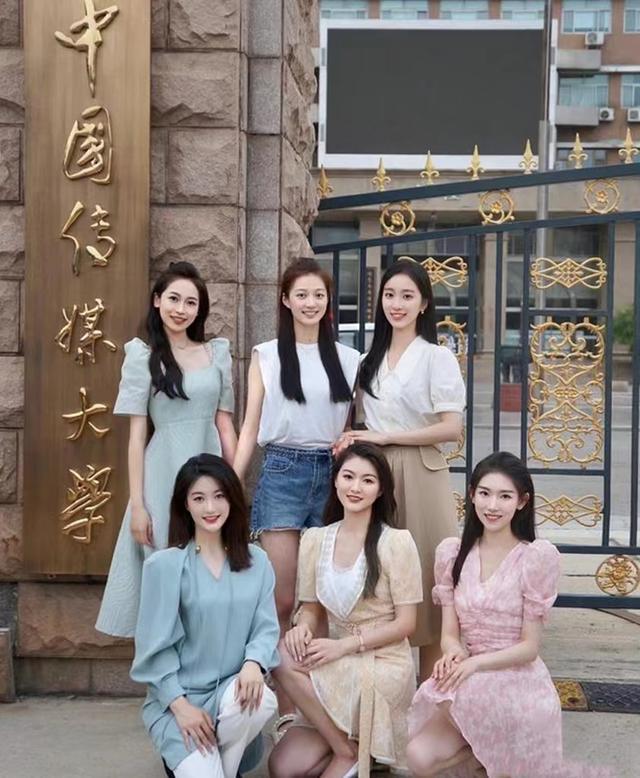 冯琳毕业照走红，室友颜值都不低，果然优秀的人身边朋友也不差