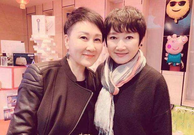 歌手成方圆：一婚嫁恩师，二婚嫁王刚，如今61岁依旧不生孩子