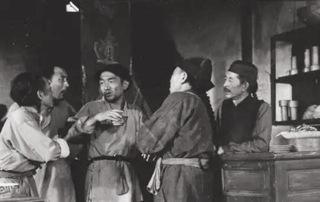 2017年，严顺开逝世，前国务院总理朱镕基为他送上了花圈