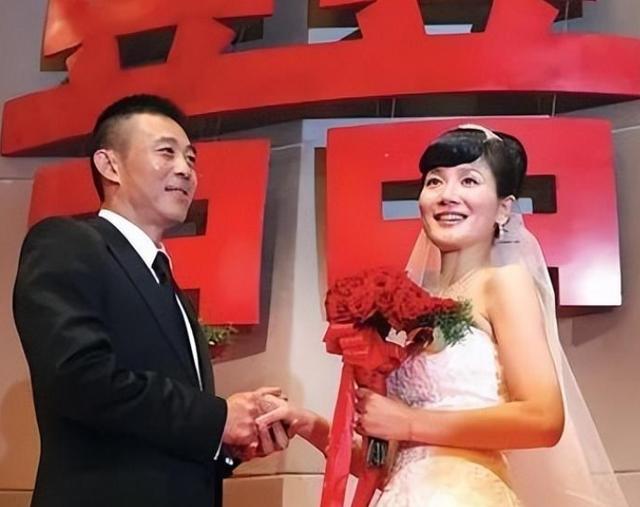 侯勇夫妇庆结婚5周年，三婚娇妻素颜判若两人，17万包包随手一放