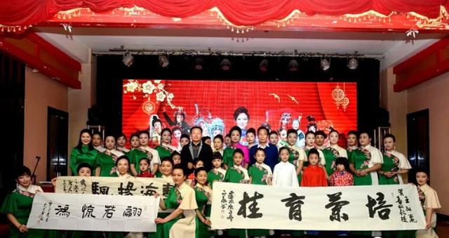 汝州6岁的胡冰被著名豫剧表演艺术家王红丽收为新徒