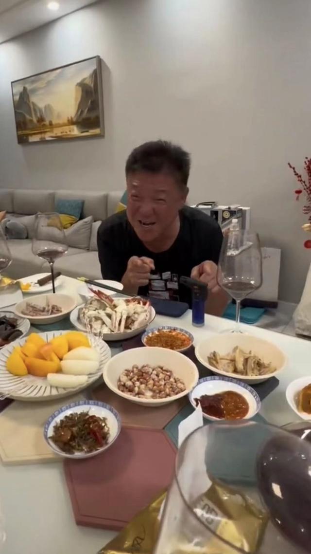 63岁姜育恒疑回山东老家！兴奋喝酒满脸通红，6人吃4盘菜太俭朴