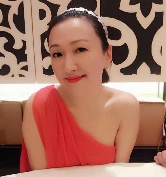 香港歌手甄楚倩近照曝光！出席聚会，未婚生子当单亲妈妈多年