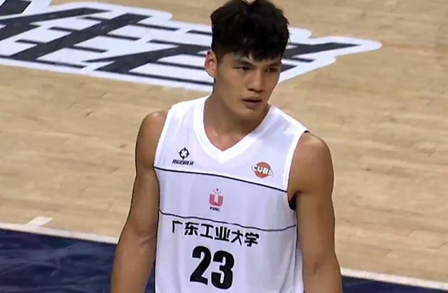 17中9轰24+12，6分钟独取11分制胜，陈国豪无愧广工大领袖