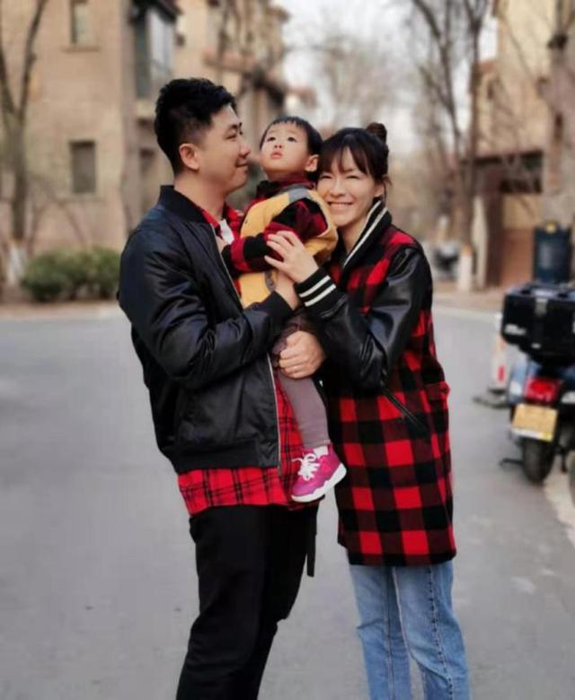 41岁名主持李艾秀恩爱，壁咚老公当众亲嘴，婚后却一直分房睡？