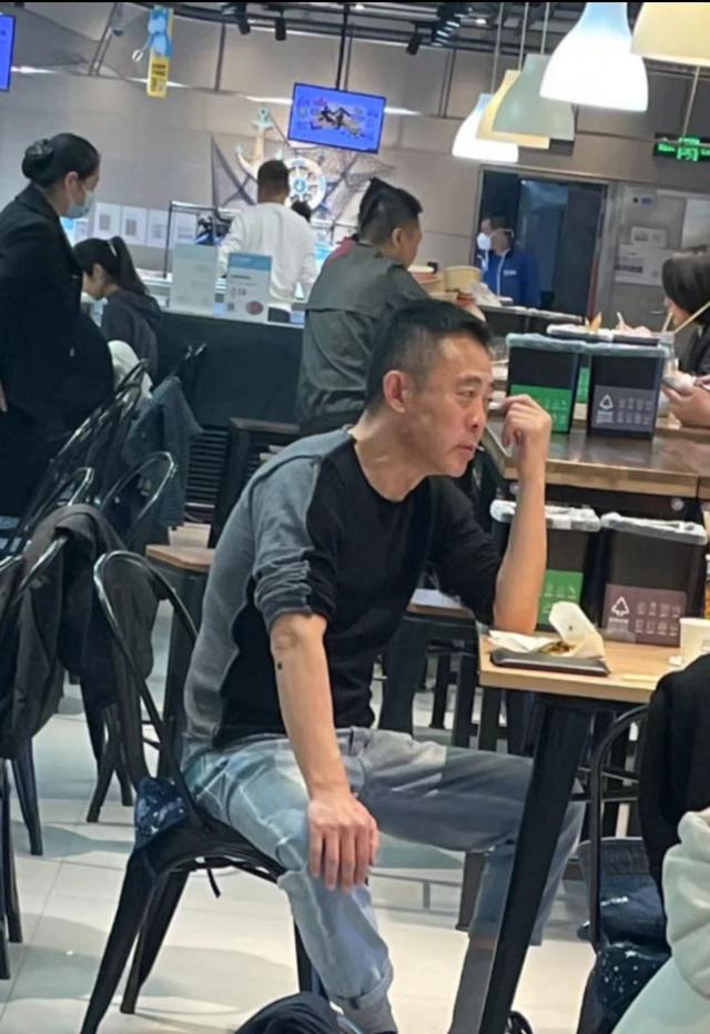 侯勇夫妇庆结婚5周年，三婚娇妻素颜判若两人，17万包包随手一放