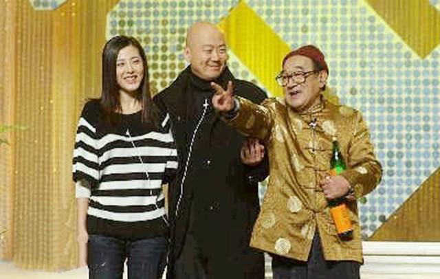 2017年，严顺开逝世，前国务院总理朱镕基为他送上了花圈
