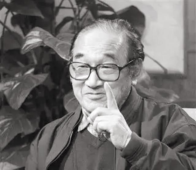 2017年，严顺开逝世，前国务院总理朱镕基为他送上了花圈
