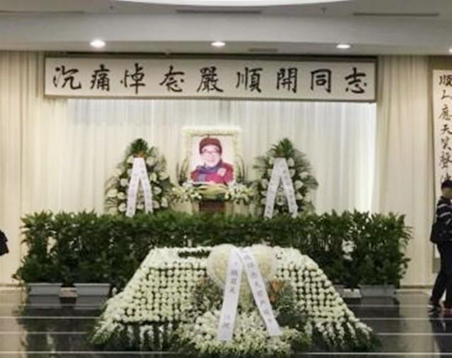 2017年，严顺开逝世，前国务院总理朱镕基为他送上了花圈
