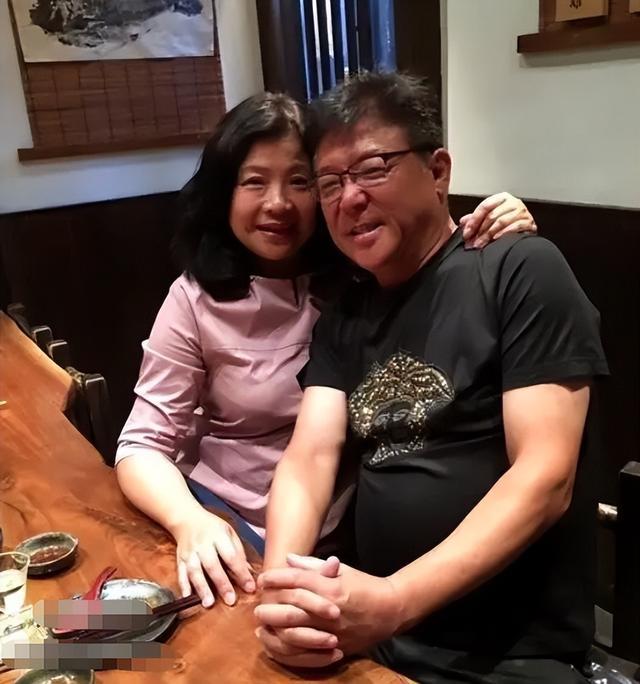 63岁姜育恒疑回山东老家！兴奋喝酒满脸通红，6人吃4盘菜太俭朴