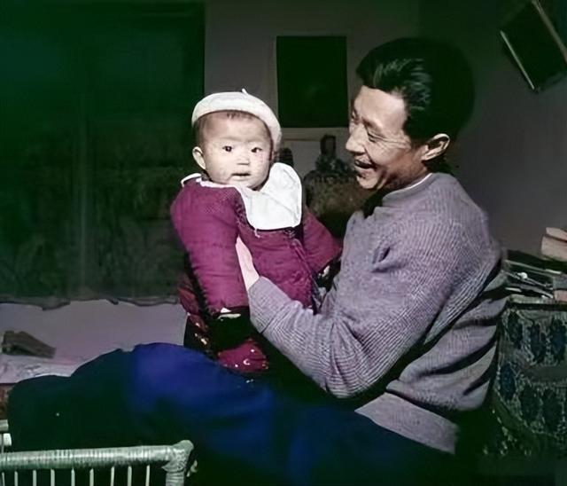 老艺术家王心刚，与病魔对抗5年，如今与爱妻携手共度晚年