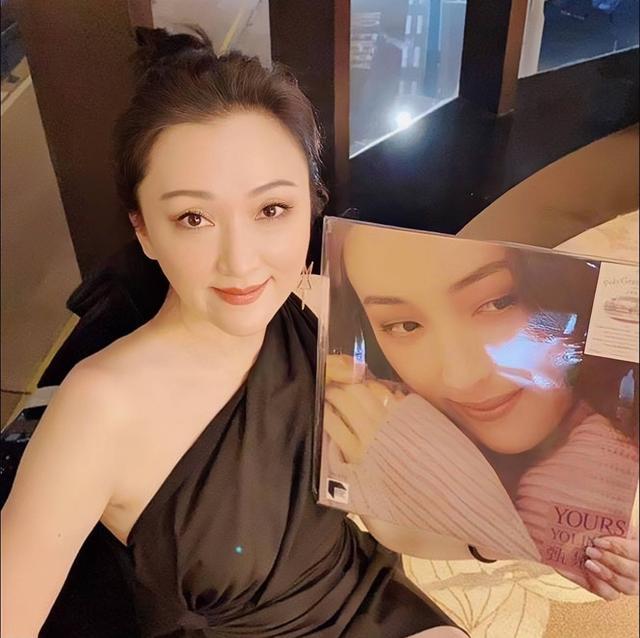 香港歌手甄楚倩近照曝光！出席聚会，未婚生子当单亲妈妈多年