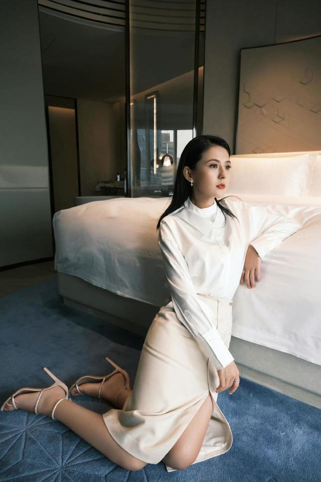 “热依扎”身材真丰满，穿吊带连衣裙裙气场全开，轻松美出新高度