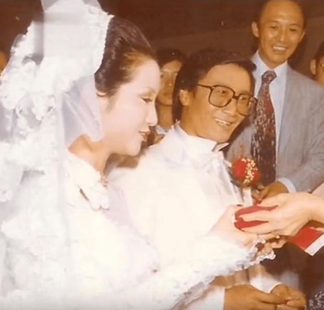 传奇港姐狄波拉：和赌王纠缠，甩富豪嫁谢贤，离异再嫁小10岁男人