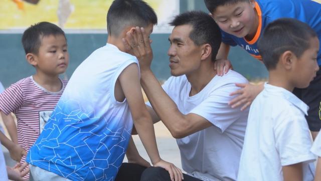 “80后”校长爷爷张鹏程：辞掉高薪垫14万修学校，一贫如洗白了头