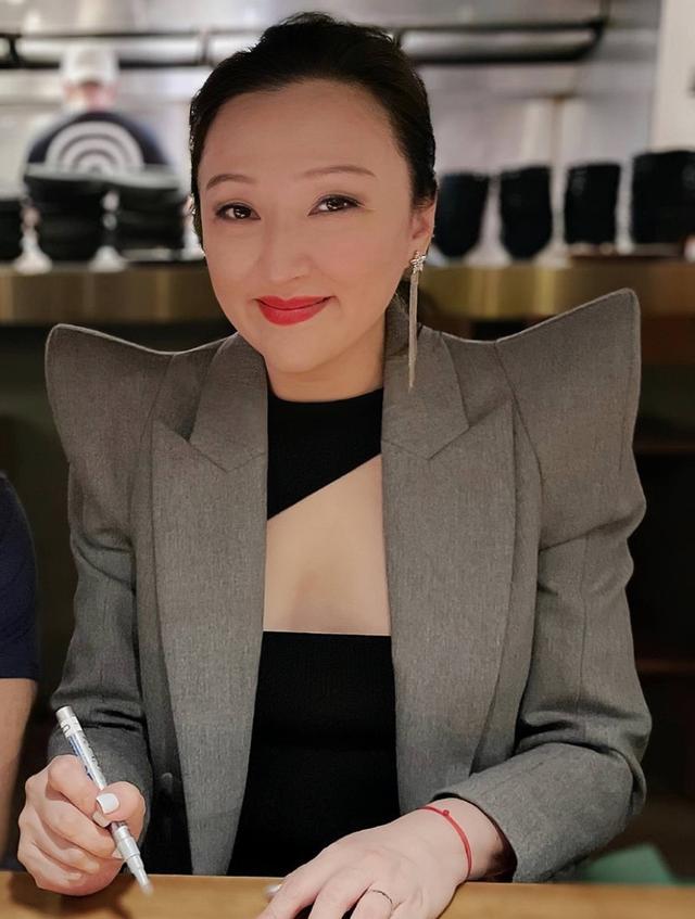 香港歌手甄楚倩近照曝光！出席聚会，未婚生子当单亲妈妈多年