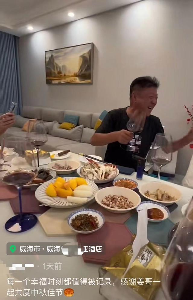 63岁姜育恒疑回山东老家！兴奋喝酒满脸通红，6人吃4盘菜太俭朴