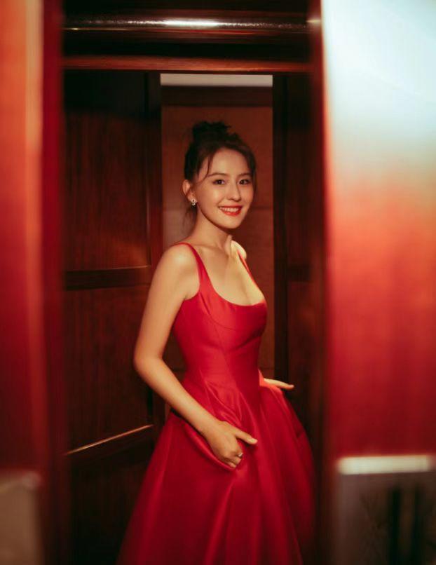 “热依扎”身材真丰满，穿吊带连衣裙裙气场全开，轻松美出新高度